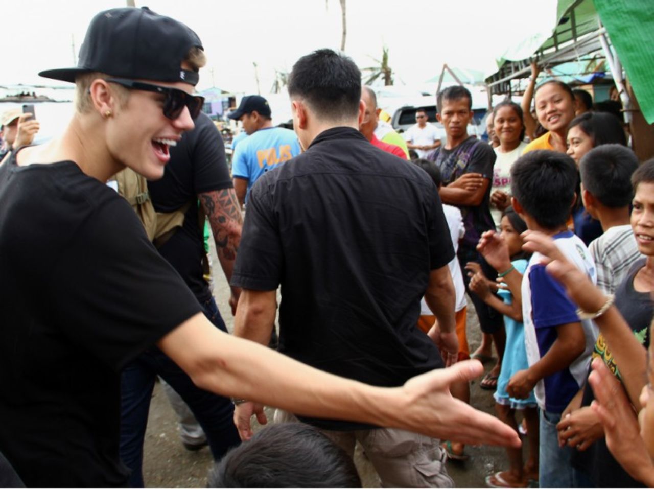 Justin Bieber visita a las victimas del tifón en Filipinas.