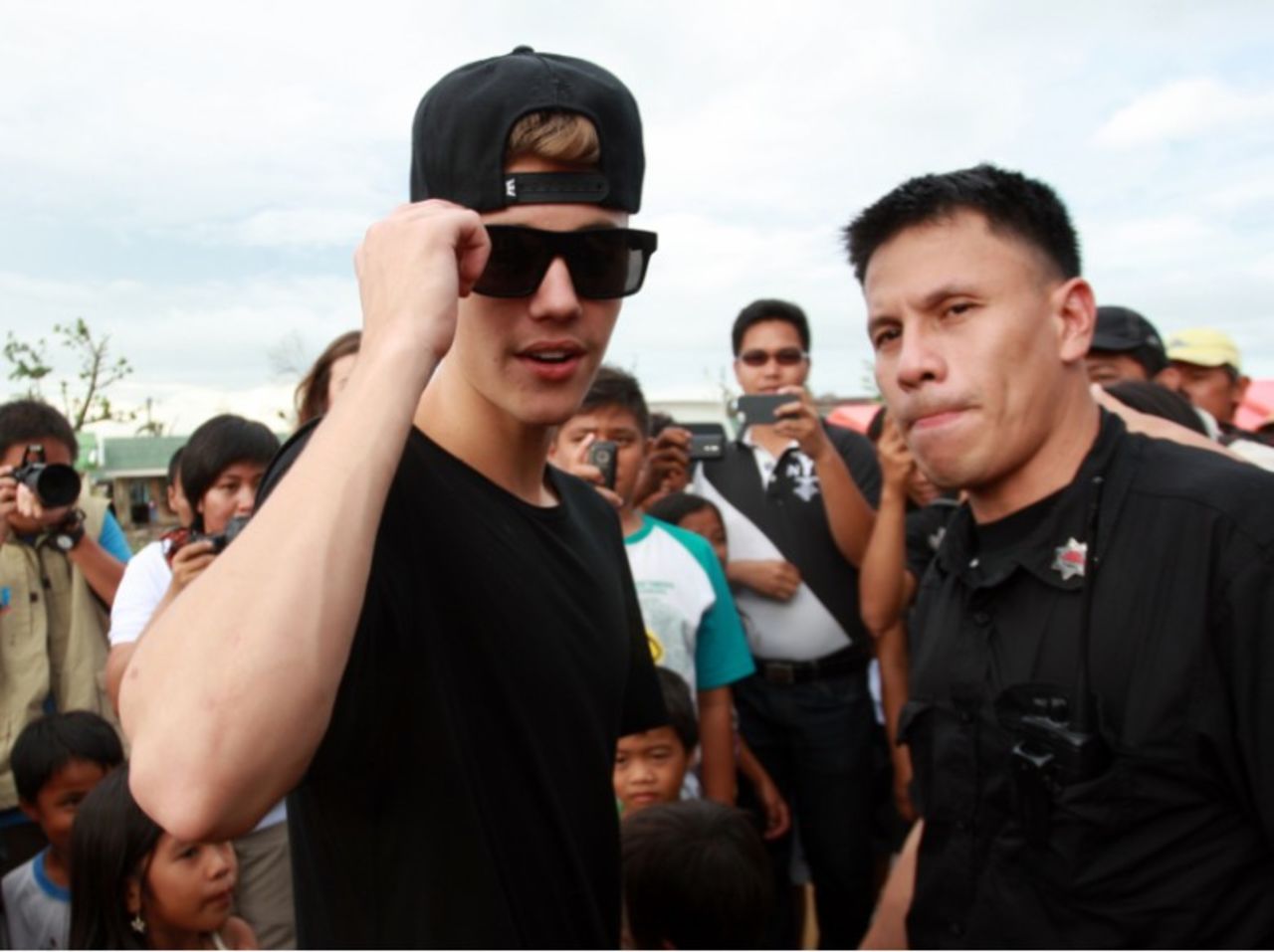 Justin Bieber visita a las victimas del tifón en Filipinas.