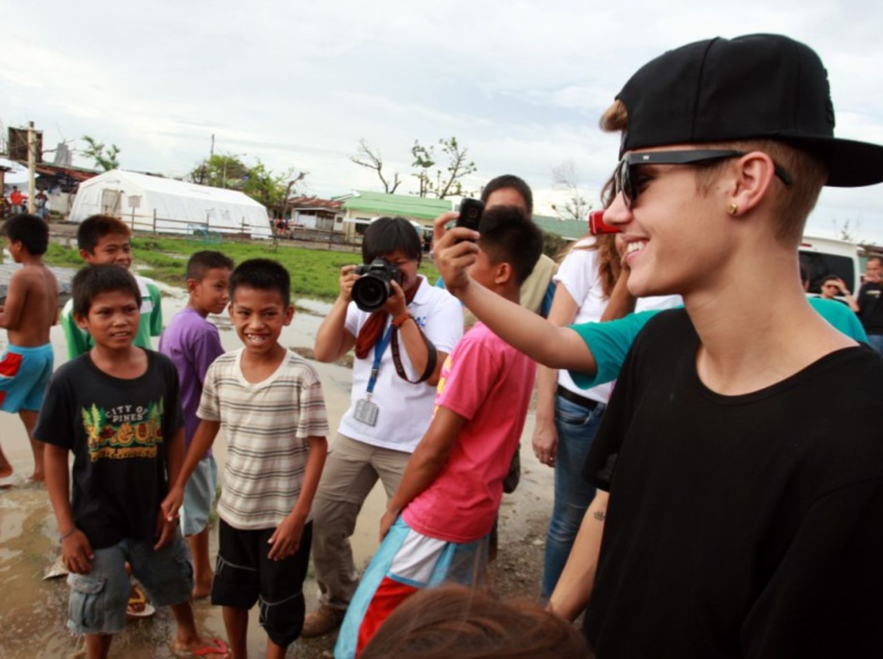 Justin Bieber visita a las victimas del tifón en Filipinas.