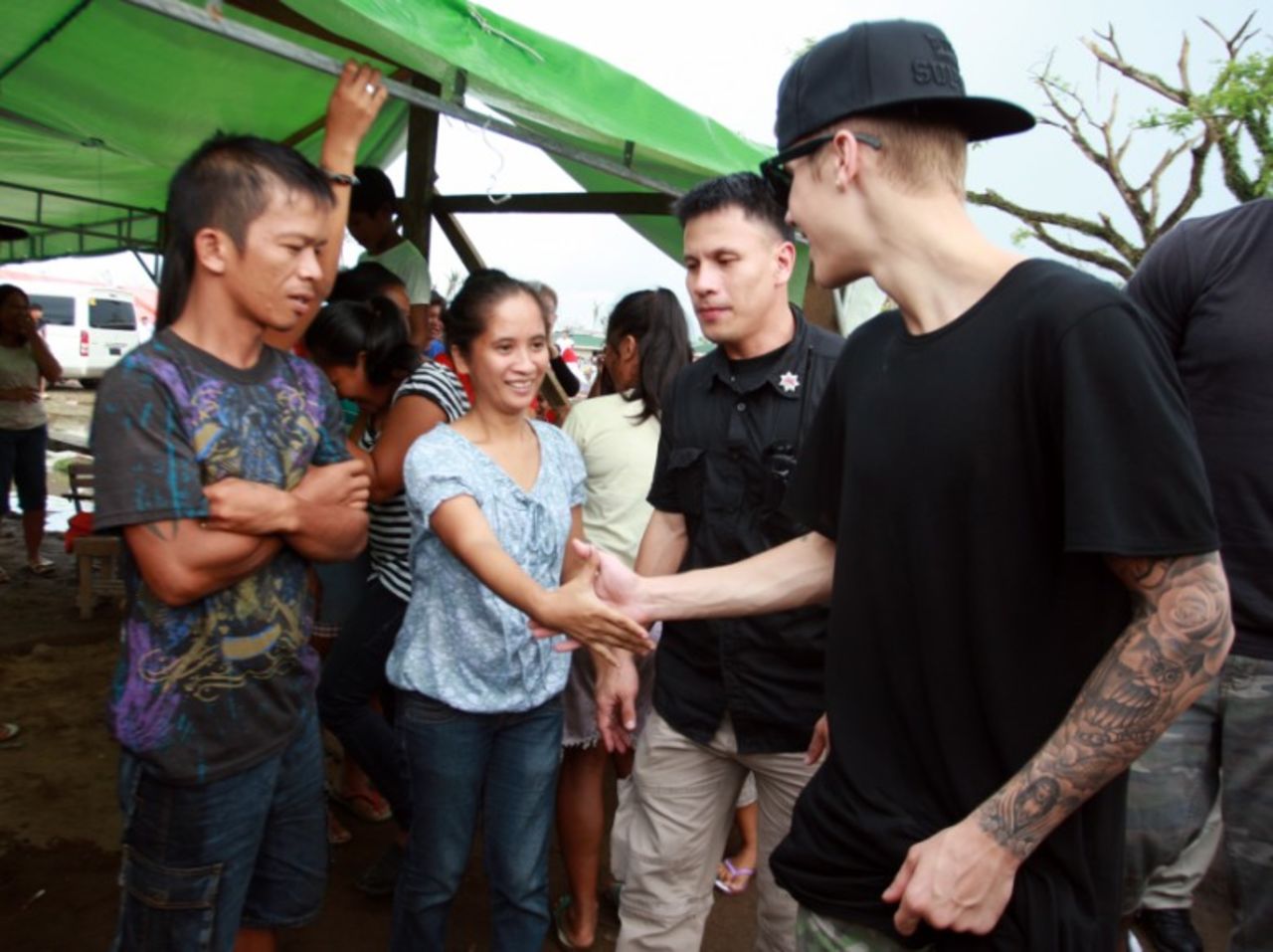 Justin Bieber visita a las victimas del tifón en Filipinas.