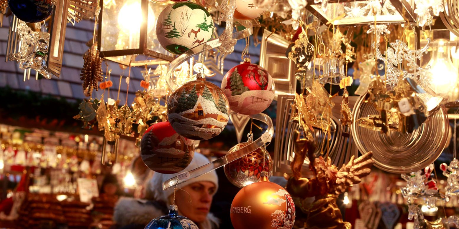 El consejo del mercado navideño de Núremberg está muy comprometido a asegurarse de que únicamente se vendan juguetes tradicionales hechos a mano y artículos navideños. Aquí no encontrarás guirnaldas de plástico producidas en serie. 