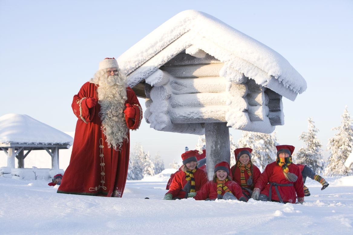 Para los finlandeses, la ubicación de Rovaniemi, justo al norte del Círculo Ártico es donde se encuentra el cuartel general de la Navidad. Los niños hacen galletas de jengibre con la señora Claus, se inscriben en la escuela de elfos y escriben sus listas de regalos con plumas tradicionales. 