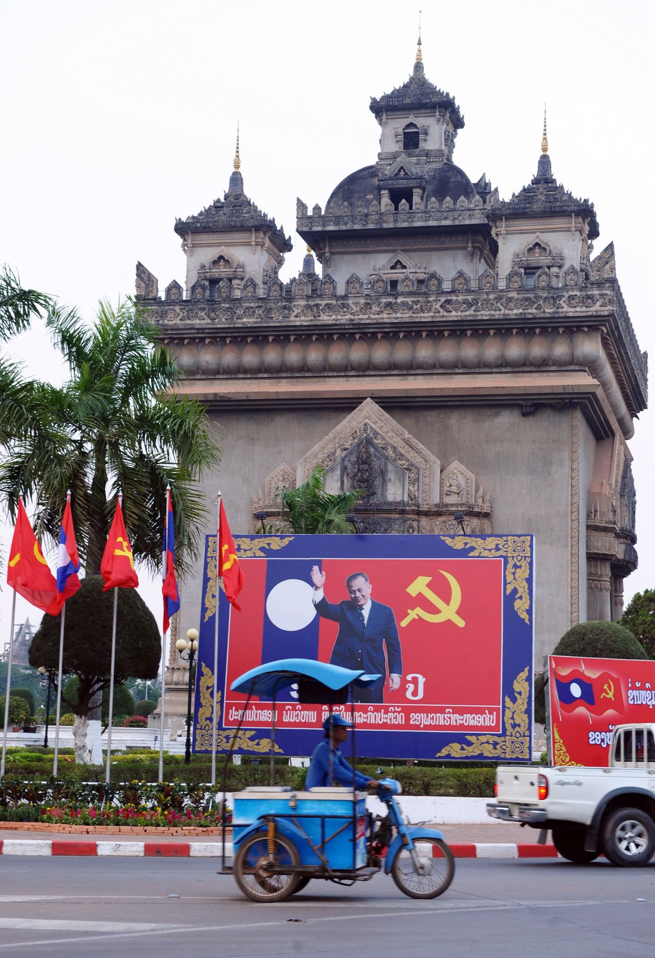 Cuba está fuera, ya que Fidel quitó una prohibición de la Navidad en 1998. Esto nos deja a Laos: anti-consumista por decreto de estado y budista también. ¡Tengan cuidado, renos!