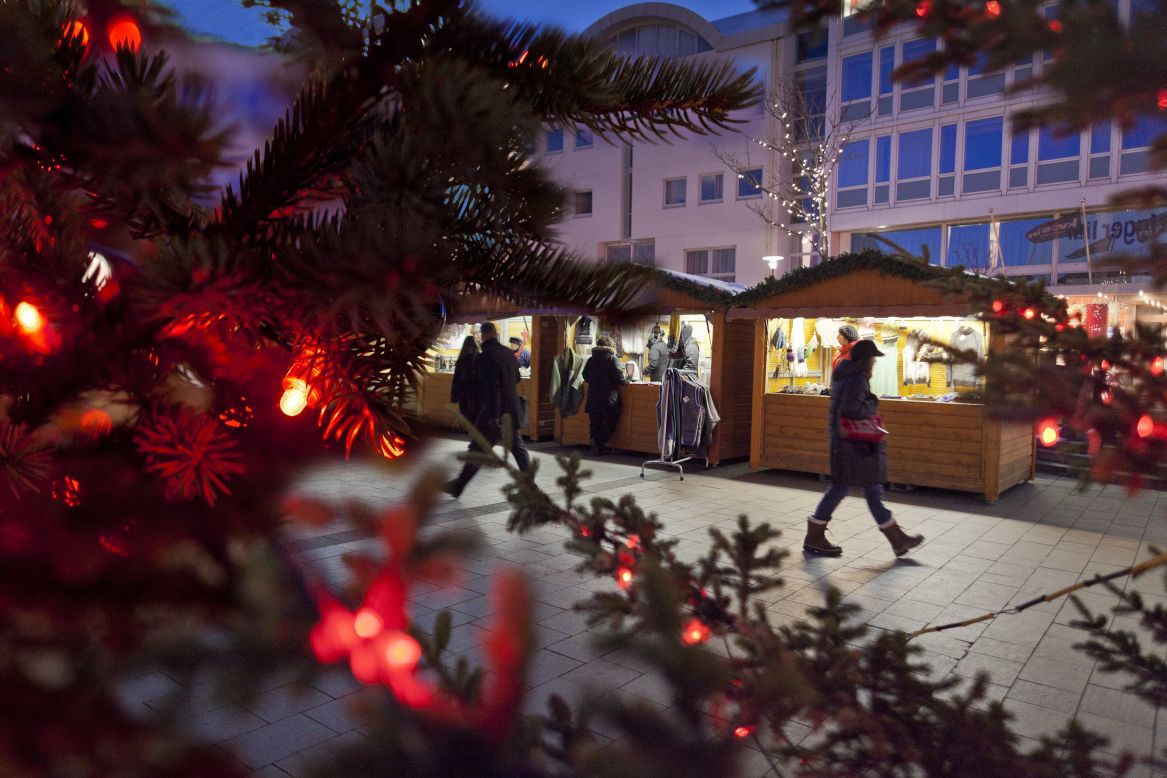 Filas de pequeños y hermosos puestos conforman el mercado navideño de Yule en Ingólfstorg, donde los visitantes pueden recoger regalos navideños, decoraciones y tentempiés. 