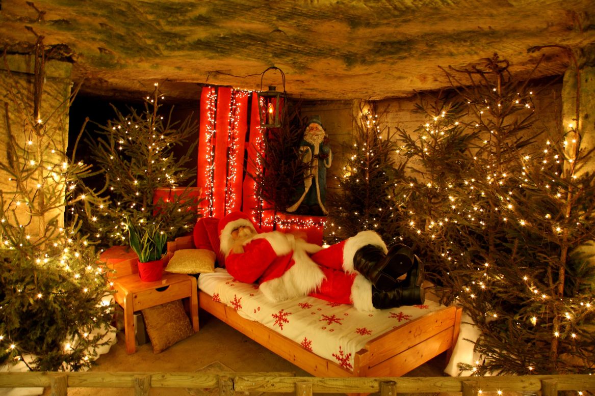 Velvet Cave, en Valkenburg, se transforma en un mercado navideño y en la residencia de Santa, donde los visitantes pueden ver su sala de regalos y el trineo tirado por renos. 