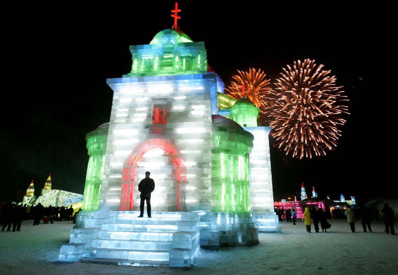 En el Festival Anual de Esculturas de Nieve y Hielo de Harbin, los visitantes pueden ver esculturas de hielo a escala mayor que la real iluminadas ya sea por láseres o usando linternas tradicionales.