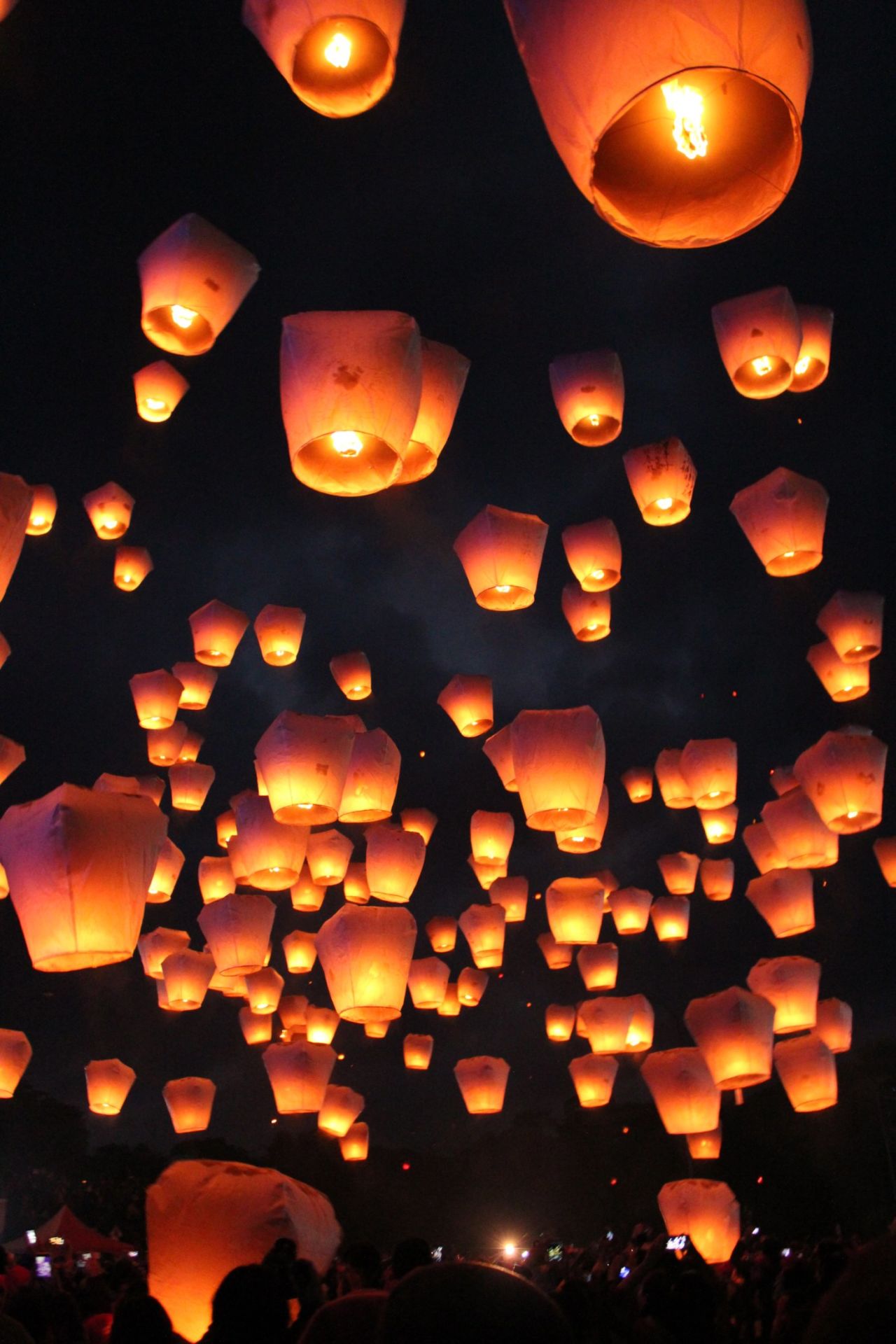 Chiang Mai celebra oficialmente Loi Krathong (el festival de luces) en el doceavo mes lunar (este año, noviembre), pero parte del gran espectáculo se repite en la víspera de año nuevo. Los juerguistas se reúnen en la carretera Thapae debido a los puestos de comida, músicos, bailarines y linternas de papel que se dejan ir hacia el cielo.