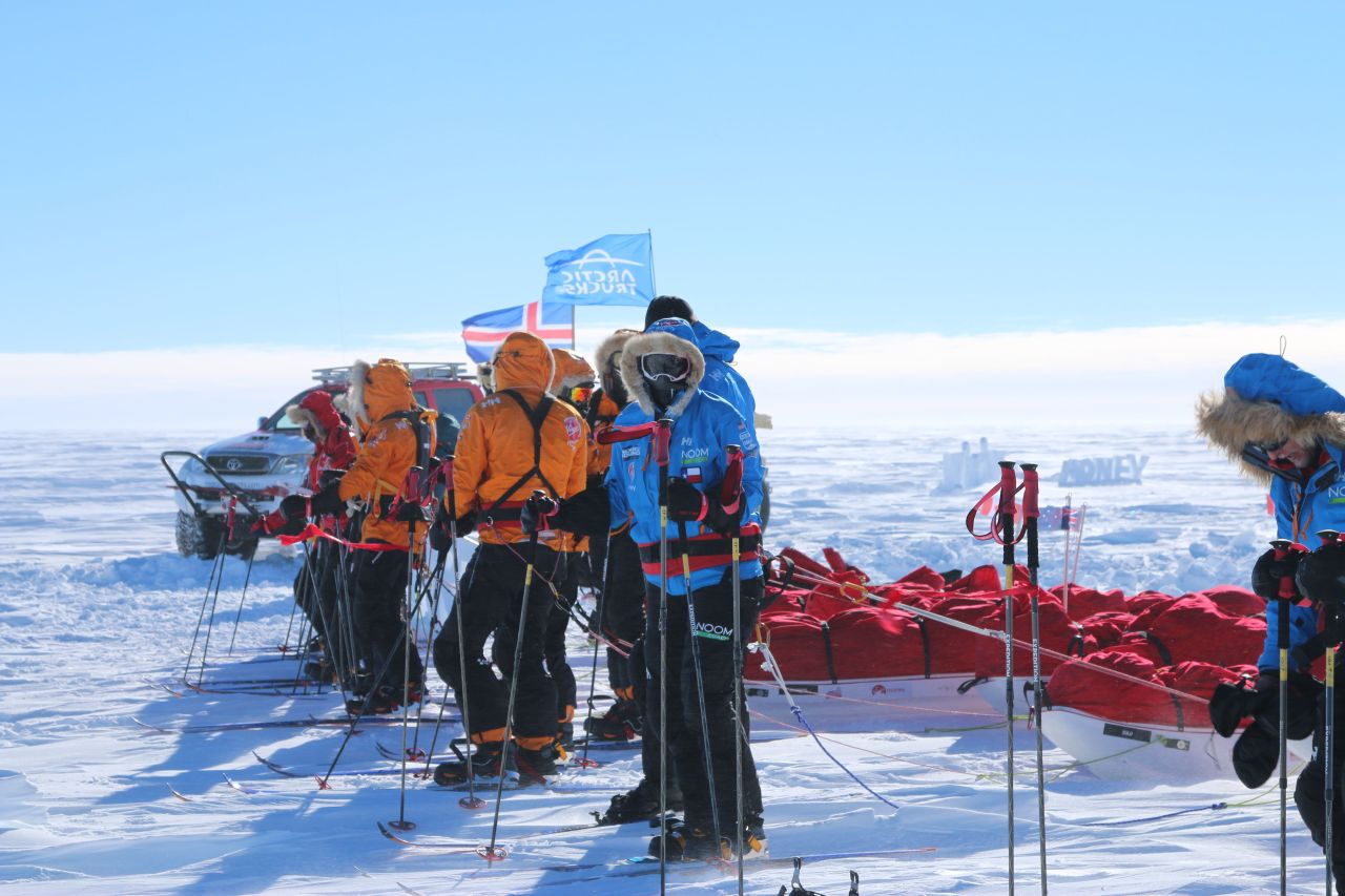 The teams line up to prepare for the race.