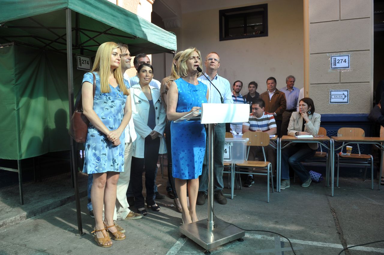 Matthei habla ante la prensa después de votar en la escuela Salvador Sanfuentes en Santiago.