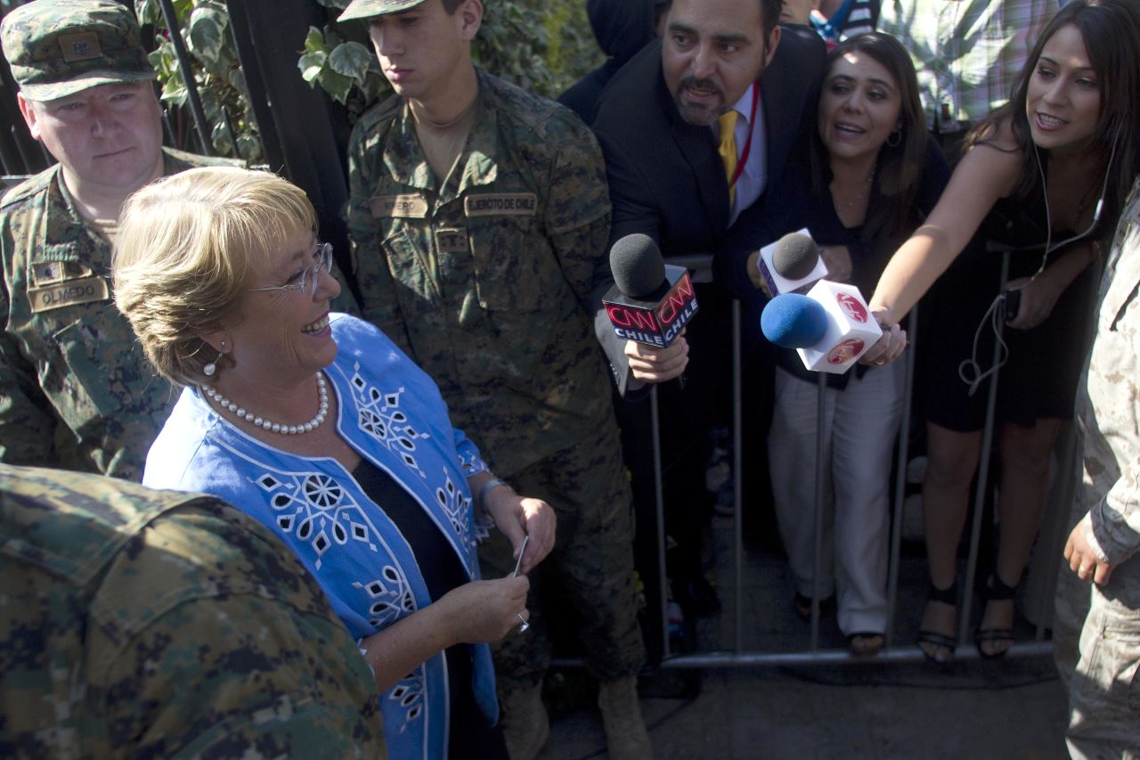 La candidata de Nueva Mayoría Michelle Bachelet habla con periodistas en un puesto de votación.