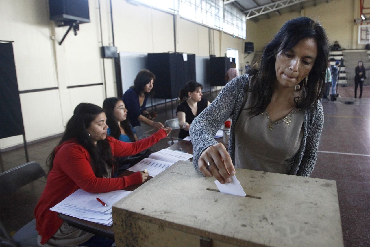 Una mujer vota en Santiago en la segunda vuelta a la presidencia.