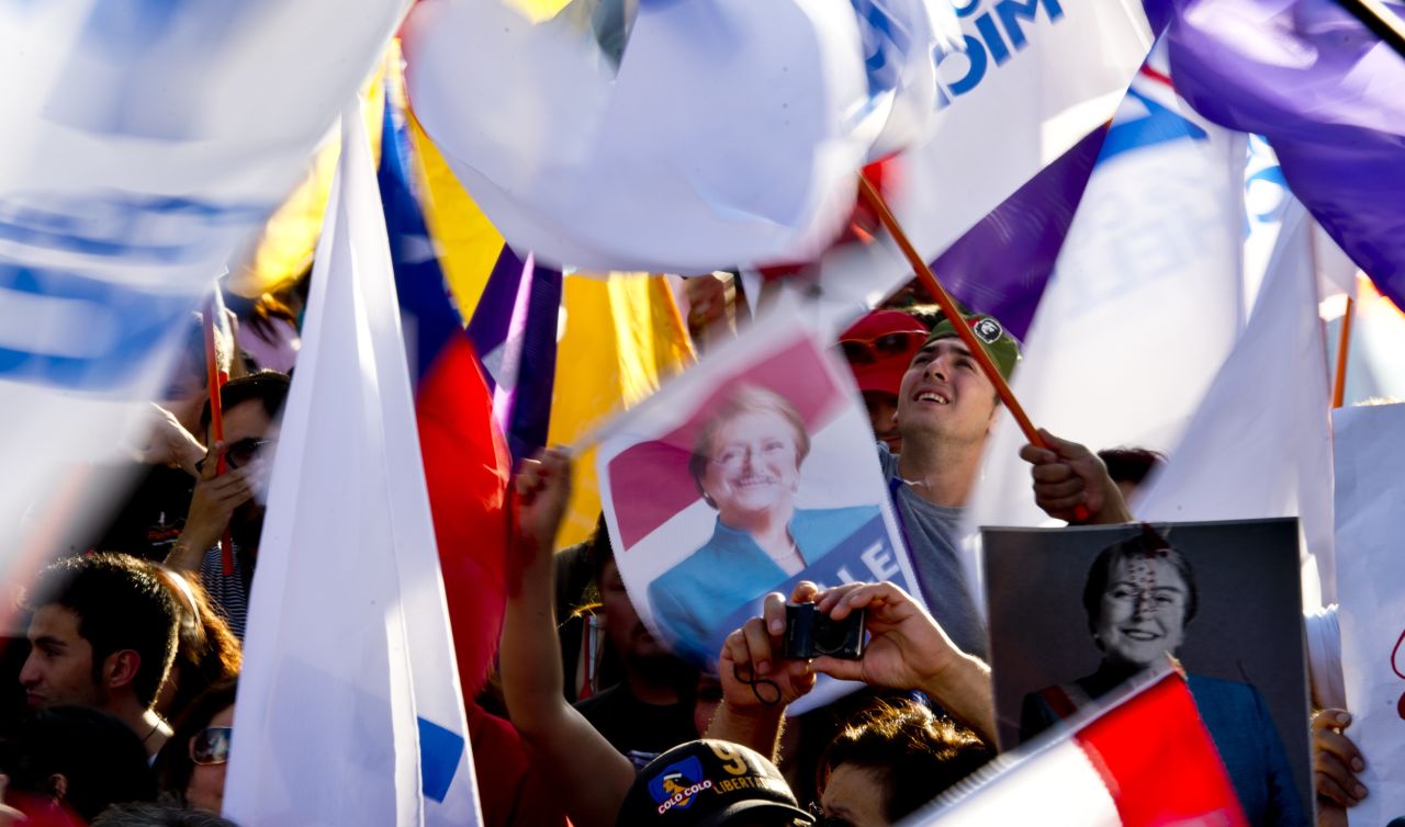 Seguidores de Bachelet celebran frente a la sede de campaña en Santiago.