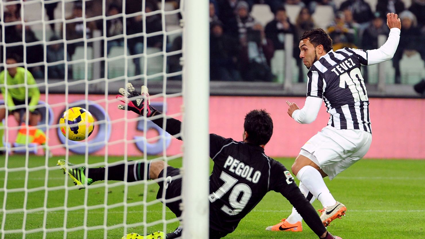 Carlos Tevez ended his scoring drought by collecting a hat-trick against Sassuolo in Serie A. 