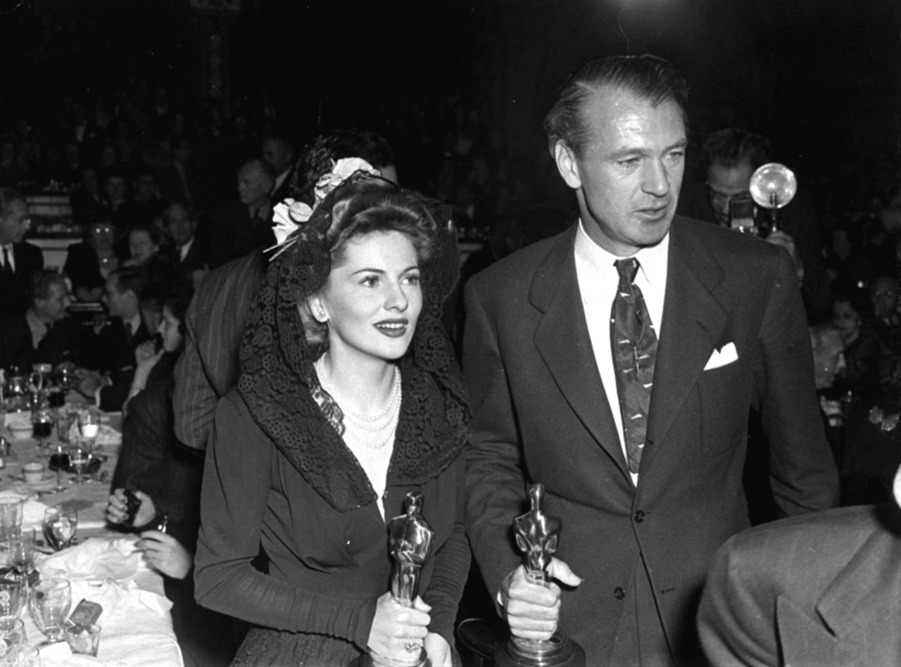 Fontaine holds her Oscar at the awards show in February 1942.