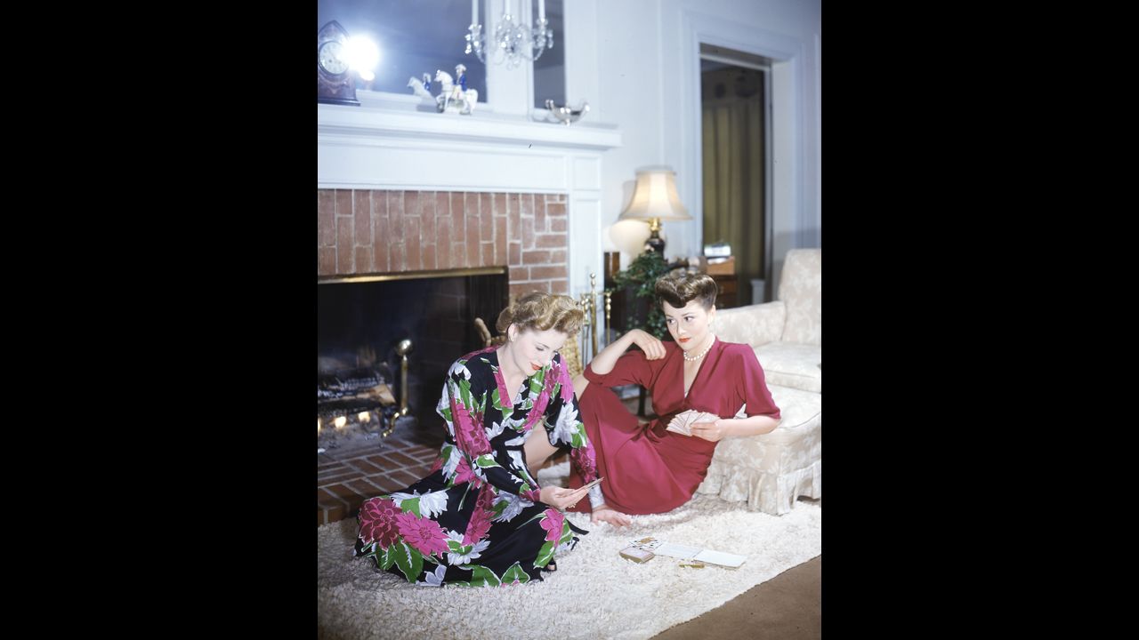 Fontaine, left, plays cards with her sister, Olivia de Havilland, circa 1945. The two actresses, the only sisters to have won the Oscar for Best Actress, feuded for much of their lives and had to be seated on opposite ends of the stage during one Oscar winners' reunion in 1979.