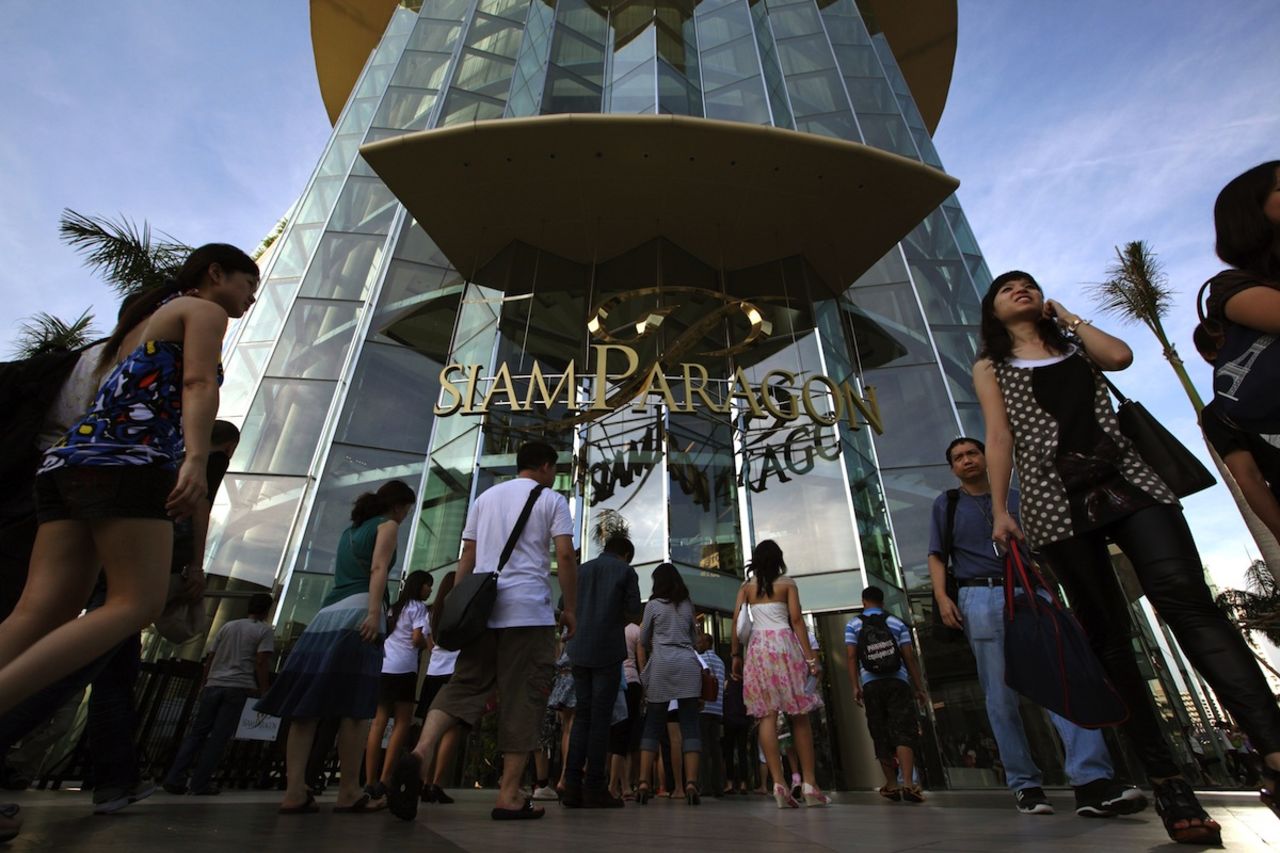 Siempre lleno, Siam Paragon es un centro comercial lujoso, además de un enorme acuario, en Bangkok. El hecho de que encabece la lista de los sitios más populares en Instagram no debería sorprender a los residentes, quienes comparten imagenes de su vida cotidiana con prácticamente cualquier persona.
