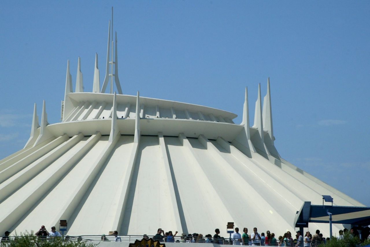 Puede ser que Disney World en Florida sea más grande, pero el parque original de California fue más popular en Instagram en 2013, incluyendo a la montaña espacial.
