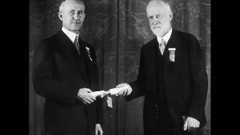 Orville, left, receives a Daniel Guggenheim Medal for Aeronautics from W.F. Durand in Washington in 1930.