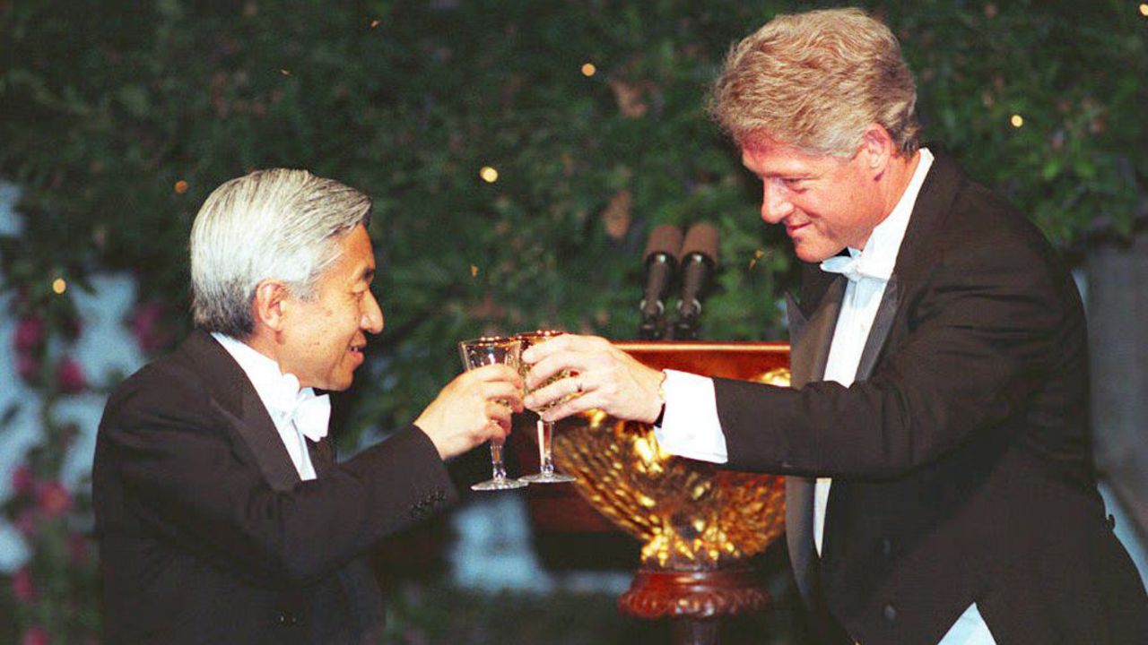 President Bill Clinton offers a toast to Emperor Akihito at the White House in June 1994, during the first state dinner of Clinton's administration.  
