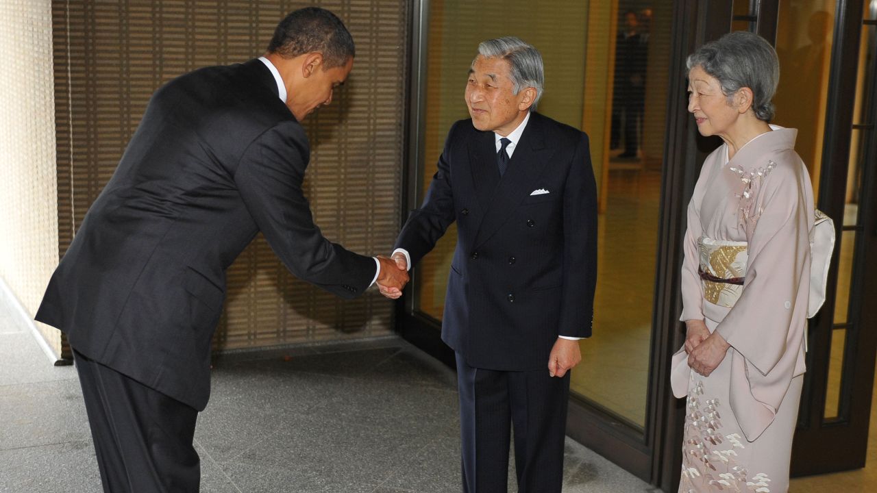The Emperor and the Empress greet U.S. President Barack Obama at the Imperial Palace on November 14, 2009.