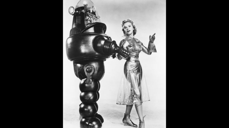La actriz estadounidense Anne Francis, em el papel de Altaira 'Alta' Morbius posa con Robby el Robot en un retrato promocional de "Forbidden Planet" en 1956.