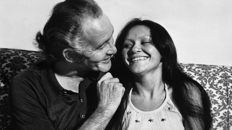 Biggs talks with his wife Raimunda in Rio de Janeiro in 1974.