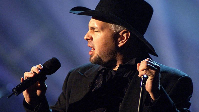 Garth Brooks simply can't say no to his fans. The country star initially retired in 2000 only to return in 2009 with <a href="http://www.cnn.com/2009/SHOWBIZ/Music/10/15/garth.brooks.retirement/" target="_blank">"a series of special engagements" in Las Vegas</a>. In case anyone was confused about Brooks' state of employment -- unretired? semiretired? -- Brooks officially confirmed that he's still a working musician when <a href="http://theboot.com/garth-brooks-announces-2014-world-tour/" target="_blank" target="_blank">he announced his 2014 world tour. </a>