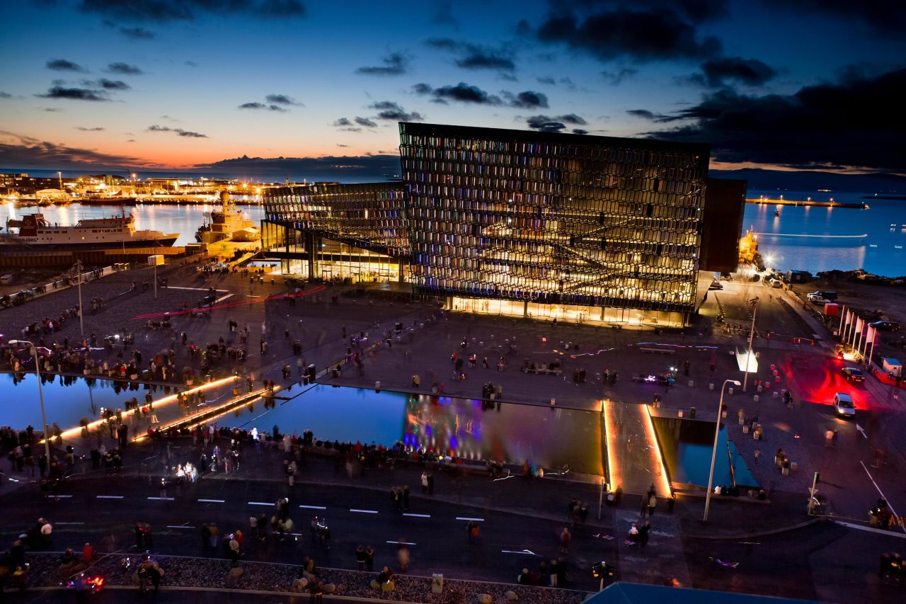 El 31 de diciembre, multitudes se reúnen alrededor de 10 fogatas encendidas por toda la capital de Islandia antes de que los juerguistas se dirijan a la iglesia de Hallgrimskirkja, un dramático edificio de 73 metros de altura diseñado para parecerse a los flujos de lava del país.