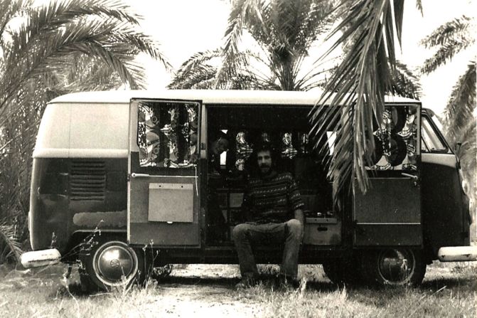 Las combis se hicieron populares con los viajeros en la década de 1960, incluyendo el iReportero Gary Garfield, quien se ve aquí durante una gira mundial.