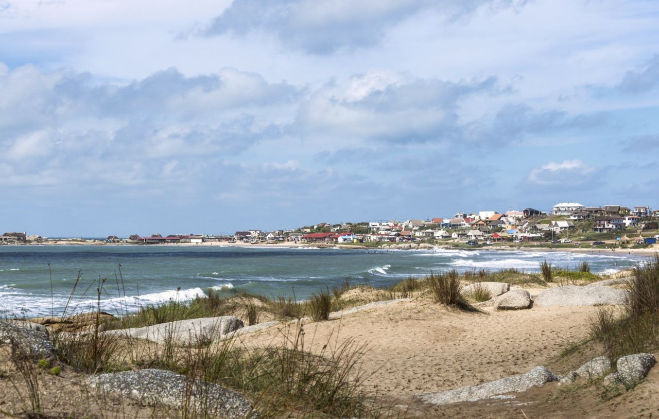 La playa Punta del Diablo, un destino turístico popular en el país.