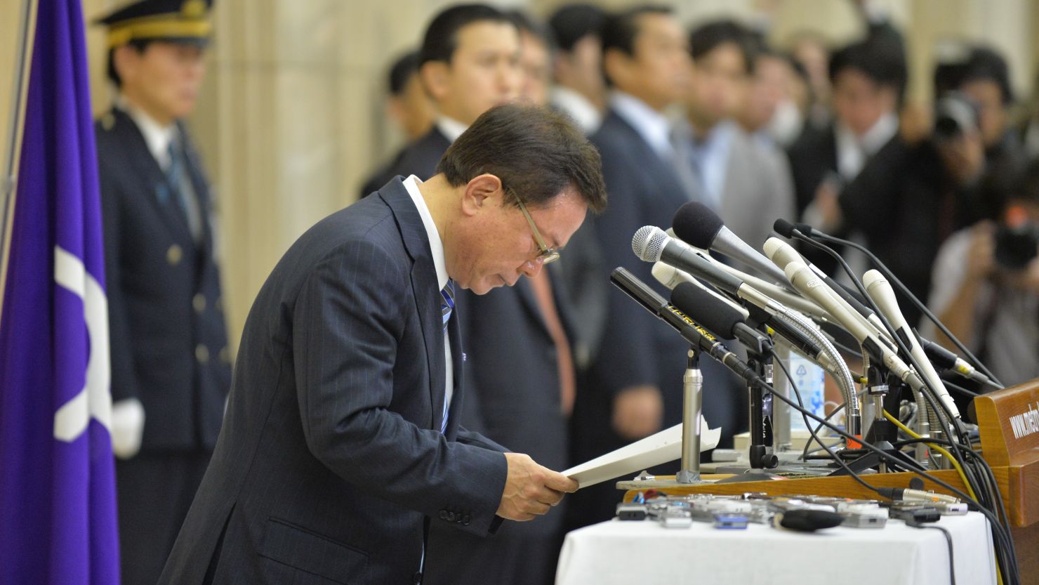 Tokyo Governor Naoki Inose bows at a press conference announcing his resignation on December 19.