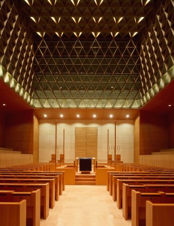 Inside the dramatic building designed by Wandel Hoefer Lorch, a glass and steel roof floods the synagogue with light. 