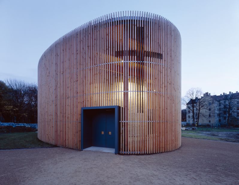 This remarkable round church, by Reitermann Sassenroth Architekten, was built on the site of a former church which was near the Berlin Wall and blown up in 1985.
