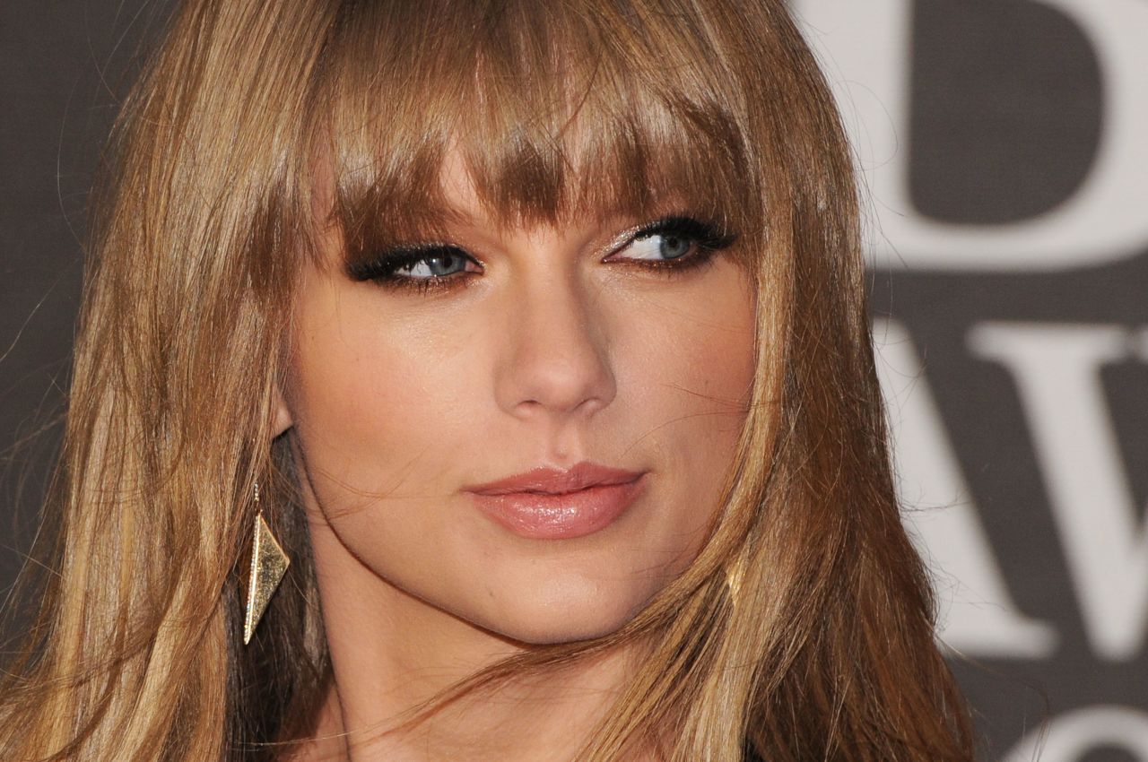 Singer Taylor swift signed a deal with IMG in April 2012 which saw the company take care of worldwide marketing, endorsements, tour sponsorships and licensing.<br />