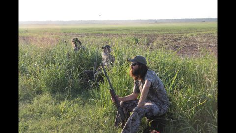 Phil, Si and Jase go dove hunting.