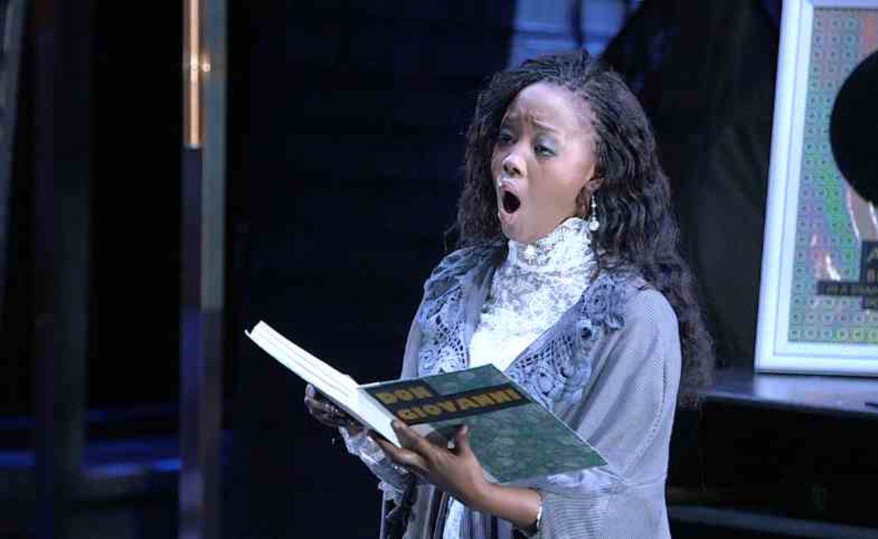 One of the protagonists of "Ndiphilela Ukucula: I Live To Sing" is Linda Nteleza, a powerful soprano who first heard opera while watching a TV commercial. 