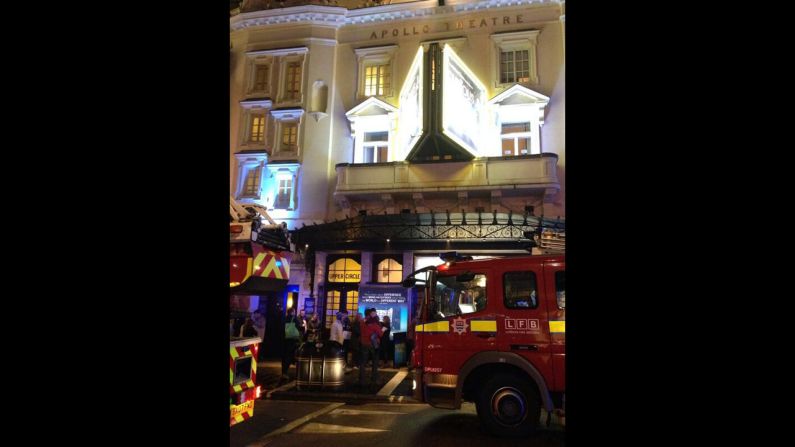 Las autoridades atienden la emergencia en el teatro Apollo en Londres.