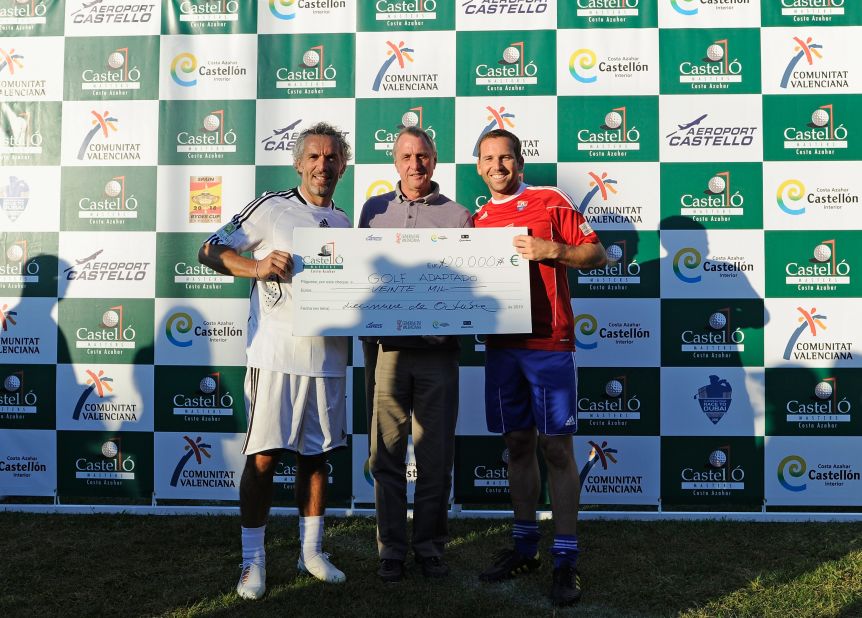 Garcia poses with former Italy international Roberto Donadoni (left) and old Dutch master Johan Cruyff after the charity football match between European Tour players and caddies  in 2010. 