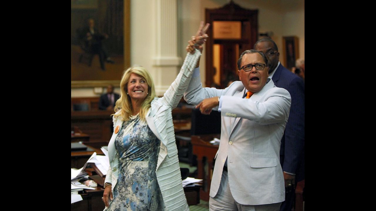 Wendy Davis se convirtió en un nombre familiar y en ídolo de los partidarios de los derechos al aborto cuando la senadora del estado de Texas protagonizó una dramática maniobra de obstrucionismo en Junio. El objetivo era un proyecto de ley republicano que aspiraba seriamente a hacer retroceder los derechos al aborto en este estado. Davis es actualmente candidata a la gobernación en Texas, y los demócratas ven en esta madre soltera, que se abrió paso desde un parque de casas rodantes hasta la Facultad de Derecho de Harvard, una de las mejores posibilidades del partido para la gobernación, que ha estado en manos del partido republicano desde que George W. Bush superara a la demócrata Ann Richards en 1994.