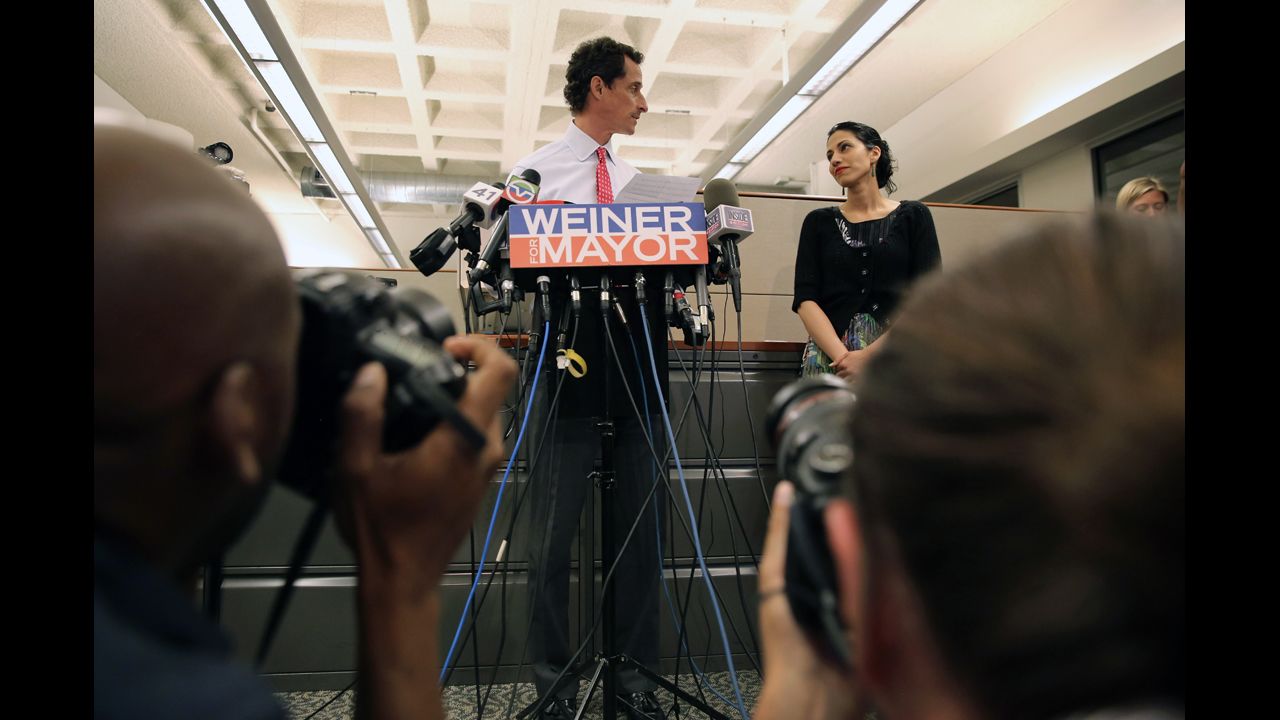Las mujeres pasaron un mal momento tratando de entender que Huma Abedin, esposa del ex candidato a la alcaldía de la ciudad de Nueva York, Anthony Weiner, se echara la culpa parcialmente por el regreso de su esposo al "sexting", el cual finalmente derrumbó su campaña. "Qué triste escuchar que Huma se está culpando a sí misma, aunque no es tan raro, ¿o sí?", comentó en ese momento Jessica Dukes, madre de dos hijos. "Cuando las relaciones van mal, todo el mundo tiende a pensar ¿Qué hice para merecer esto?"