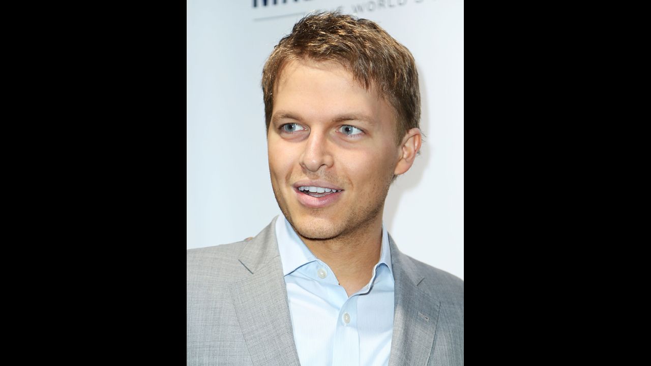 ¡Tiene esos mismos ojos azules! Es lo que muchas pensaron cuando Ronan Farrow de 25 años, hijo de la actriz Mia Farrow, le dijo a la revista Vanity Fair que el ex esposo de su madre, Frank Sinatra, podría "posiblemente" ser su padre. Durante mucho tiempo se ha pensado que el padre biológico de Farrow es el cineasta Woody Allen. Farrow escribiría más tarde un tweet: "Miren, todos somos *posiblemente* el hijo de Frank Sinatra".