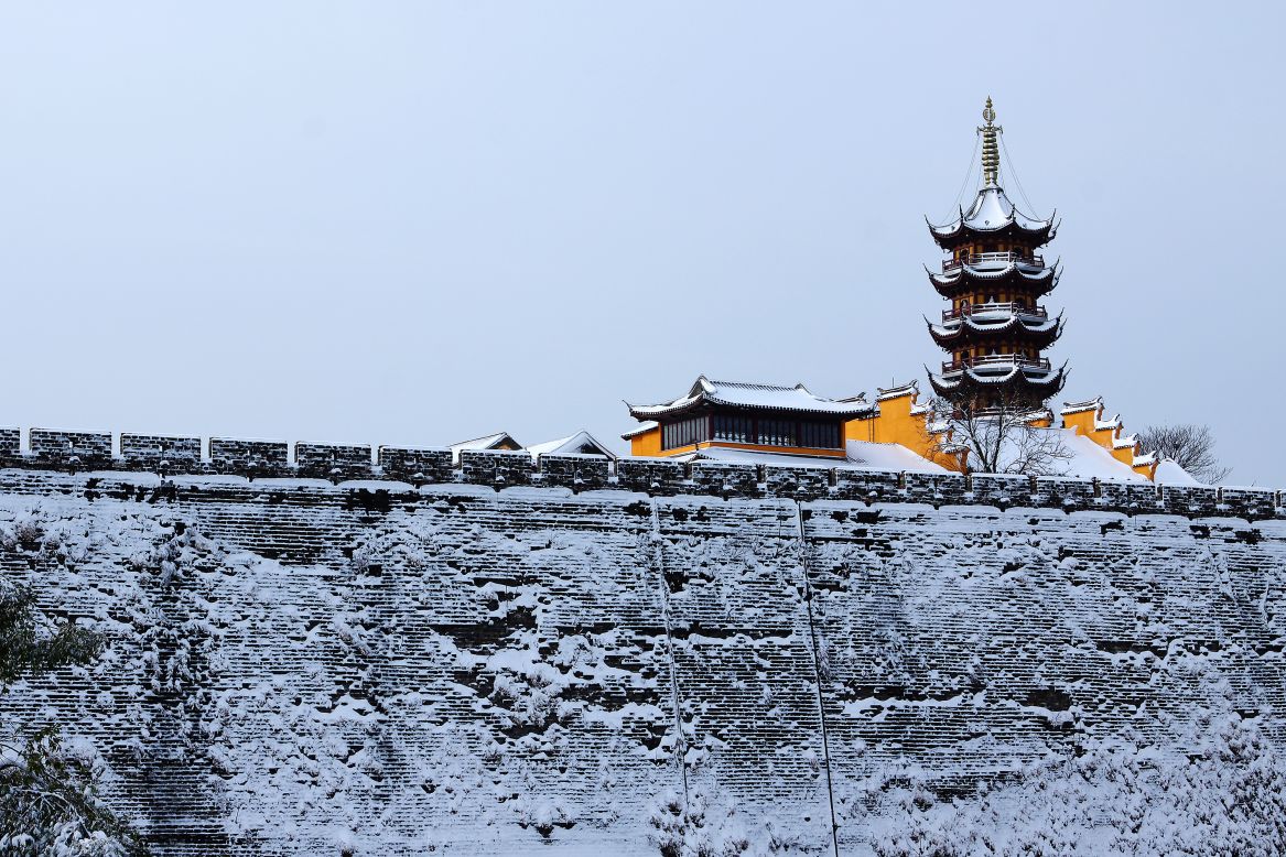 If you aren't heading to the Plum Blossom Hill for winter shots, Ming City Wall is another photogenic spot, according to Sun. <br />"Climb up the Ming City Wall near Jiefangmen and you have a good view of Xuewu Lake and Jiming Temple as well as the wall itself."