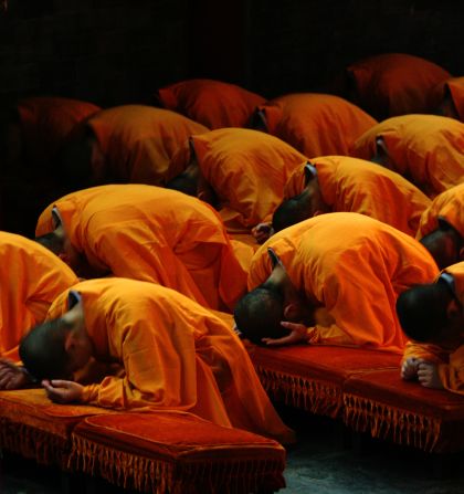 Sun captured these devotees during a ceremony in Jiming Temple.