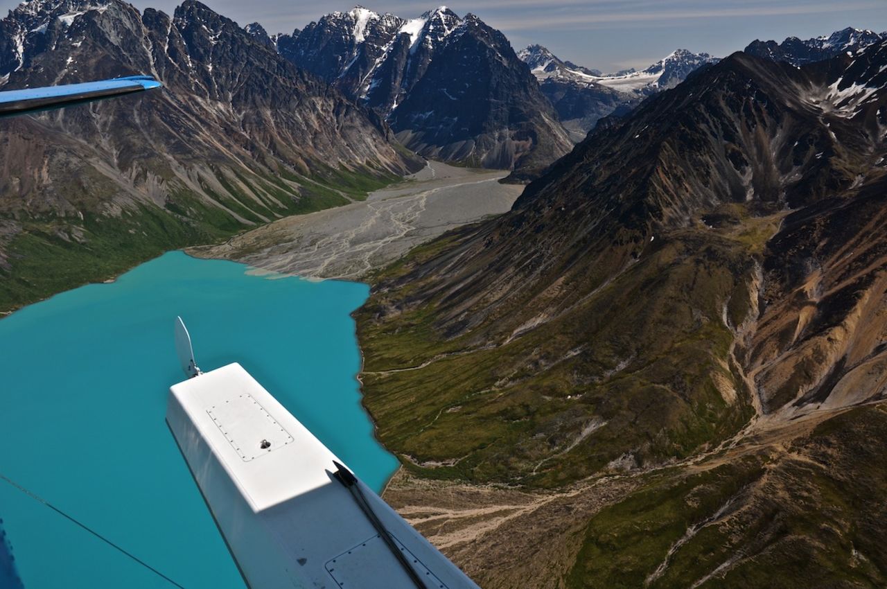 Este épico parque natural al suroeste de Anchorage está lleno de picos afilados, osos, caribú, salmón, truchas y el cuerpo de agua más majestuoso del que hayas escuchado jamás.