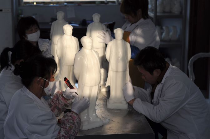 This picture taken on April 24 shows workers caving a Chairman Mao sculpture with sea salt in East China's Shandong province.