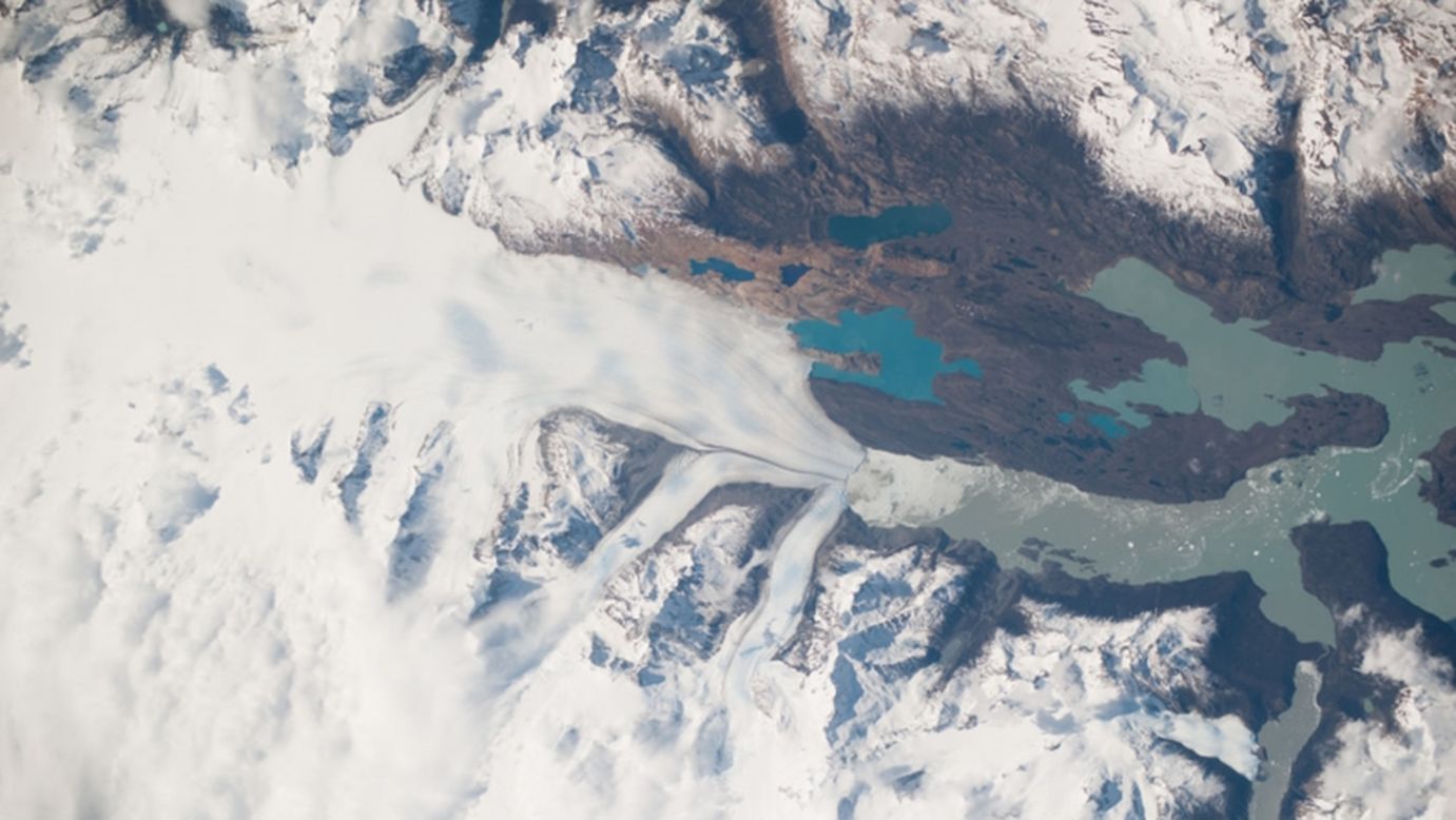 Una fotografía tomada por un astronauta muestra al glaciar Upsala, en Argentina.