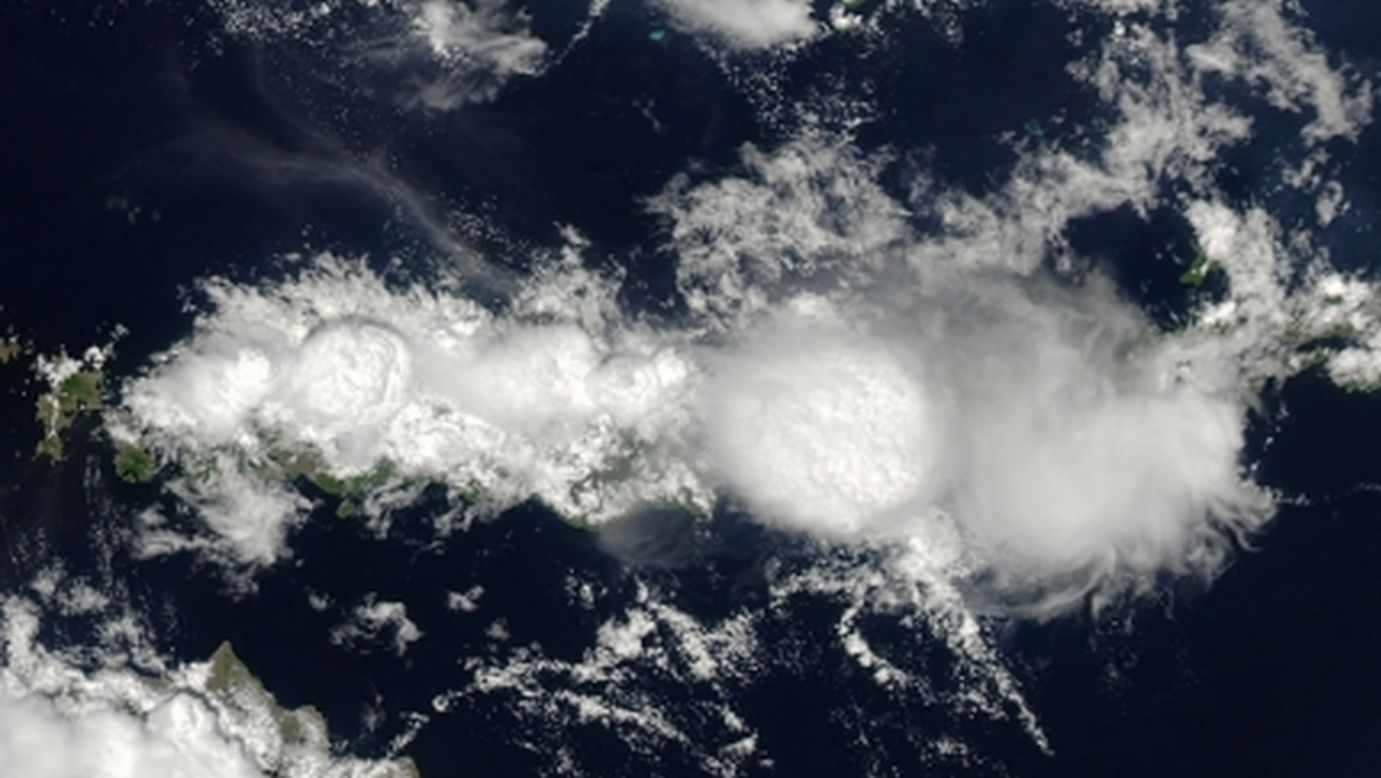 La vista a gran altitud de la superficie de la Tierra puede hacer difícil distinguir entre las nubes y el océano, como muestra esta imagen tomada sobre Indonesia.