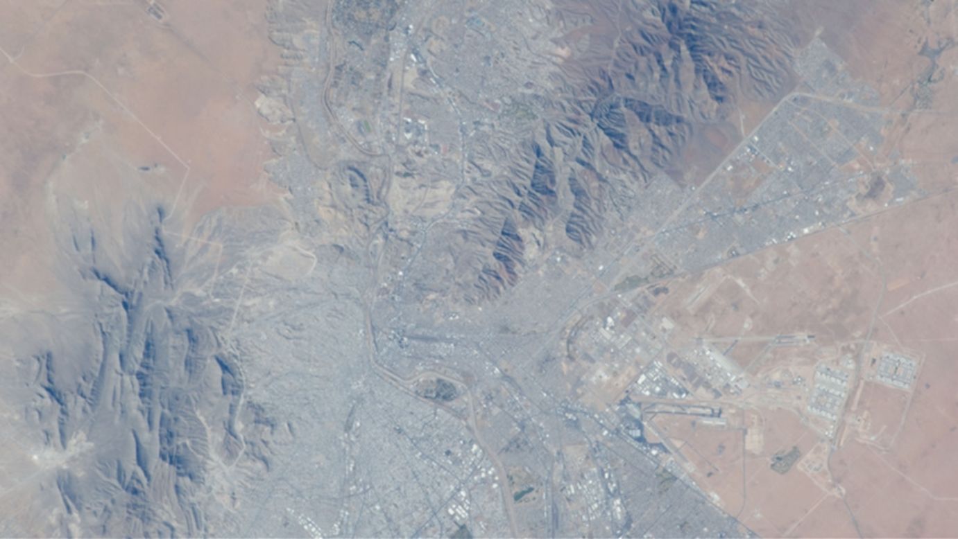 Esta imagen tomada también desde el espacio muestra la frontera entre Estados Unidos y México, específicamente las ciudades de El Paso y Ciudad Juárez.