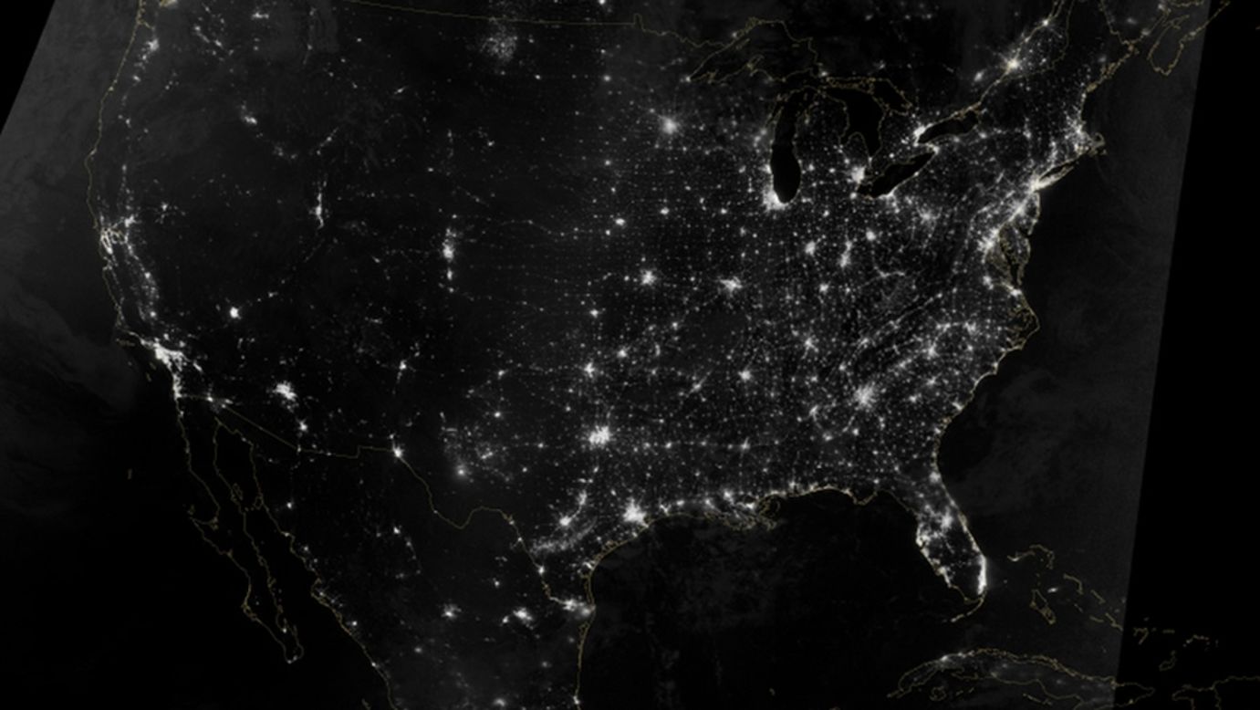 La intrincada red de carreteras estadounidenses se puede observar con mayor facilidad en esta imagen nocturna tomada desde un satélite en octubre.