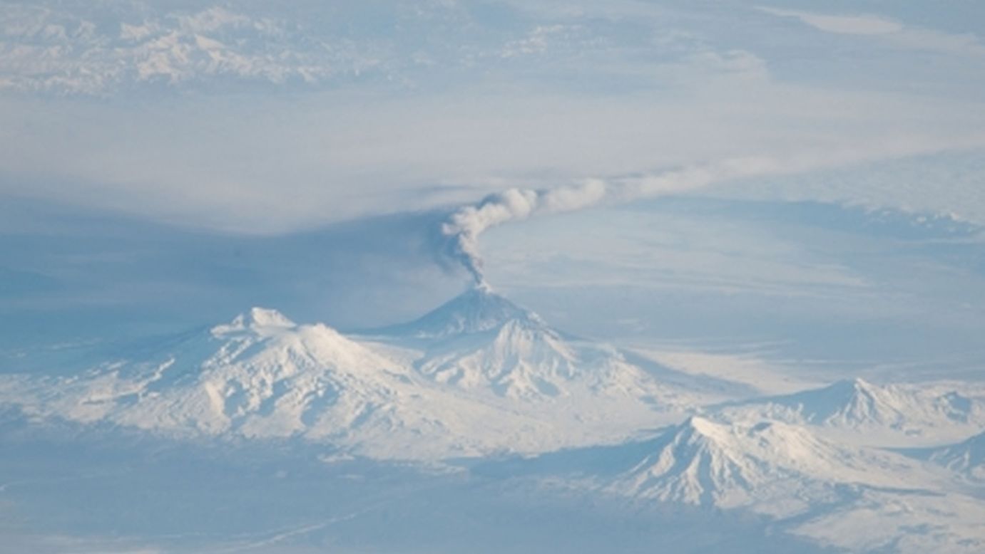 Con buenas condiciones climáticas, la Estación Espacial Internacional puede captar imágenes raras, como esta del volcán Kliuchevskoi, en Rusia.